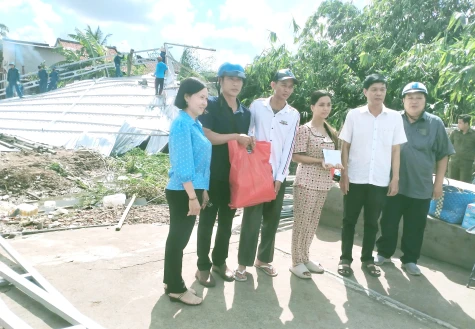 Lãnh đạo phường Mỹ Ngãi thăm hỏi, động viên người dân có nhà bị ảnh hưởng do mưa dông