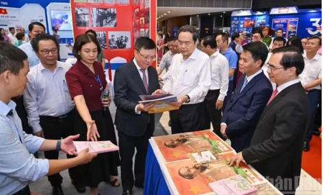 Top legislator visits exhibition booths at National Press Festival 2026