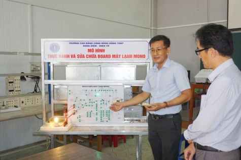 Nghiệm thu 2 đề tài nghiên cứu khoa học cấp trường