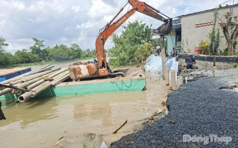 Đồng Tháp: Khẩn trương khắc phục tạm điểm sạt lở đường bờ Tây sông Cổ Cò