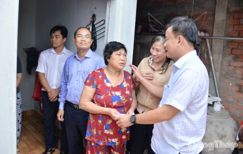 Phó Chủ tịch UBND tỉnh Nguyễn Phước Thiện thăm, tặng quà các hộ dân bị ảnh hưởng bởi dông lốc
