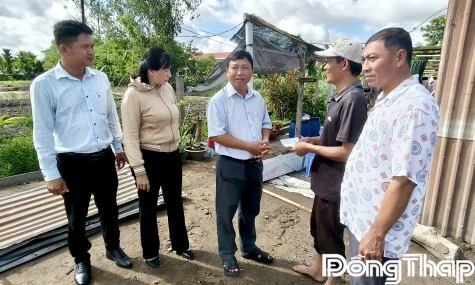 Lãnh đạo xã Long Bình thăm, tặng quà các hộ dân bị ảnh hưởng bởi dông lốc