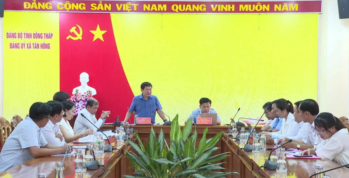 Đoàn Đại biểu Quốc hội tỉnh Đồng Tháp khảo sát công tác thu thuế chuyển nhượng quyền sử dụng đất tại các cụm tuyến dân cư vượt lũ