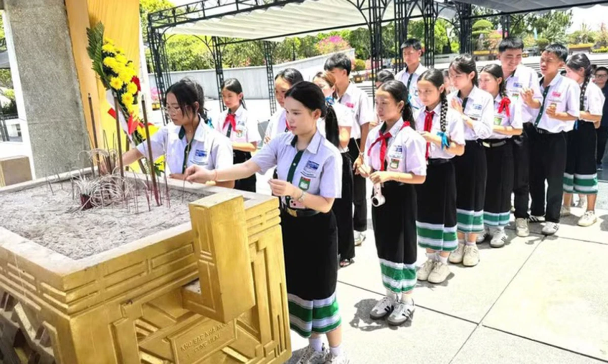 Vietnamese students in Laos pay tribute to war martyrs in Quang Tri 