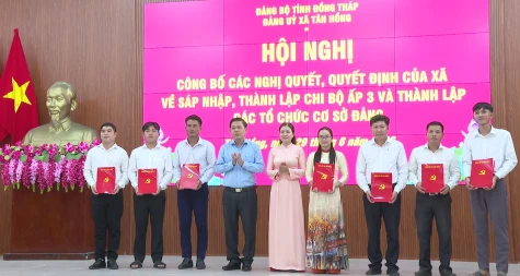Xã Tân Hồng: Công bố các Nghị quyết, Quyết định về việc sáp nhập ấp, thành lập Chi bộ và công tác nhân sự