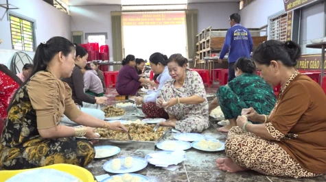 Xã Tân Thạnh: Tặng 12.000 bánh bao chay cho người trong đạo, hộ nghèo