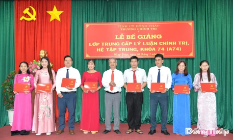 45 học viên nhận Bằng tốt nghiệp lớp Trung cấp lý luận chính trị hệ tập trung khóa 74