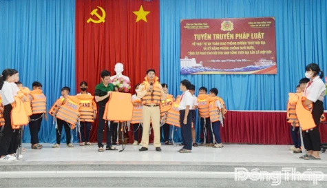 Tặng áo phao, tuyên truyền phòng, chống đuối nước cho học sinh xã Hiệp Đức