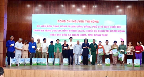 Phó Chủ tịch Quốc hội thăm, tặng quà gia đình chính sách tại Đồng Tháp