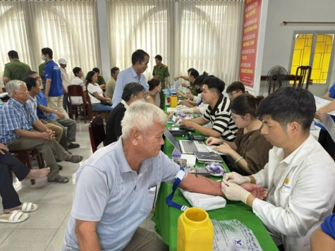 Thu nhận mẫu ADN thân nhân các liệt sĩ chưa xác định được danh tính tại phường Sa Đéc