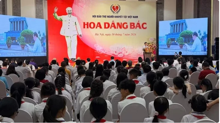 Chương trình "Hoa dâng Bác" biểu dương 170 em trẻ mồ côi, trẻ bị bỏ rơi tiêu biểu, vượt khó vươn lên trong học tập và cuộc sống