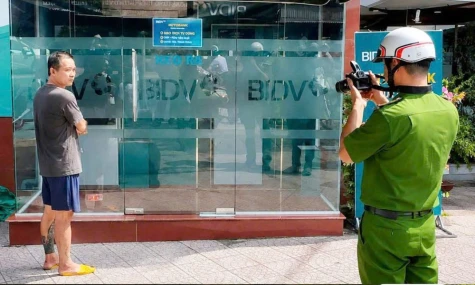 Bắt giữ 2 đối tượng giật tài sản người rút tiền tại trụ ATM
