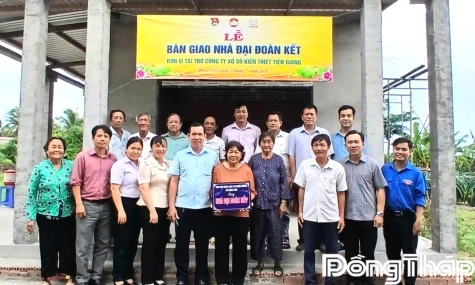 Xã Đồng Sơn bàn giao 2 căn nhà Đại đoàn kết cho hộ khó khăn về nhà ở