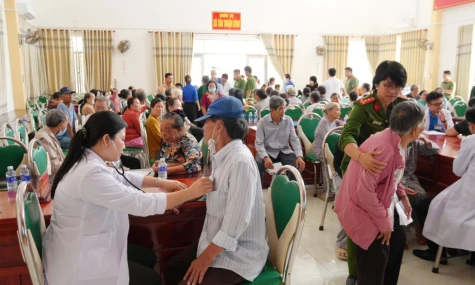 Công an Đồng Tháp tặng quà, khám bệnh miễn phí cho gia đình chính sách, hoàn cảnh khó khăn