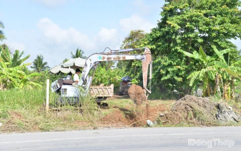 Người dân tự ý đào lấy đất trong phạm vi mặt bằng đường tỉnh 878 đang thi công