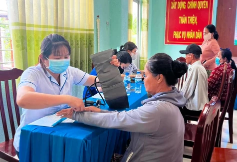 Xã Mỹ An Hưng: Khám sức khỏe, cấp phát thuốc miễn phí và trao quà cho người bán vé số có hoàn cảnh khó khăn