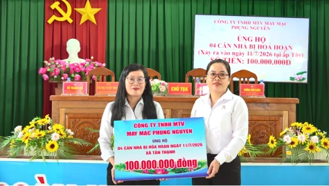 Xã Tân Thạnh: Tiếp nhận hơn 200 triệu đồng hỗ trợ các gia đình bị thiệt hại do cháy nhà