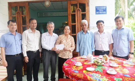 Đồng chí Đinh Văn Dũng thăm, tặng quà gia đình người có công tại phường Trung An