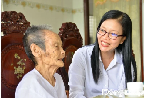 Đồng chí Nguyễn Thị Kim Tuyến thăm, tặng quà gia đình chính sách tại xã Vĩnh Kim
