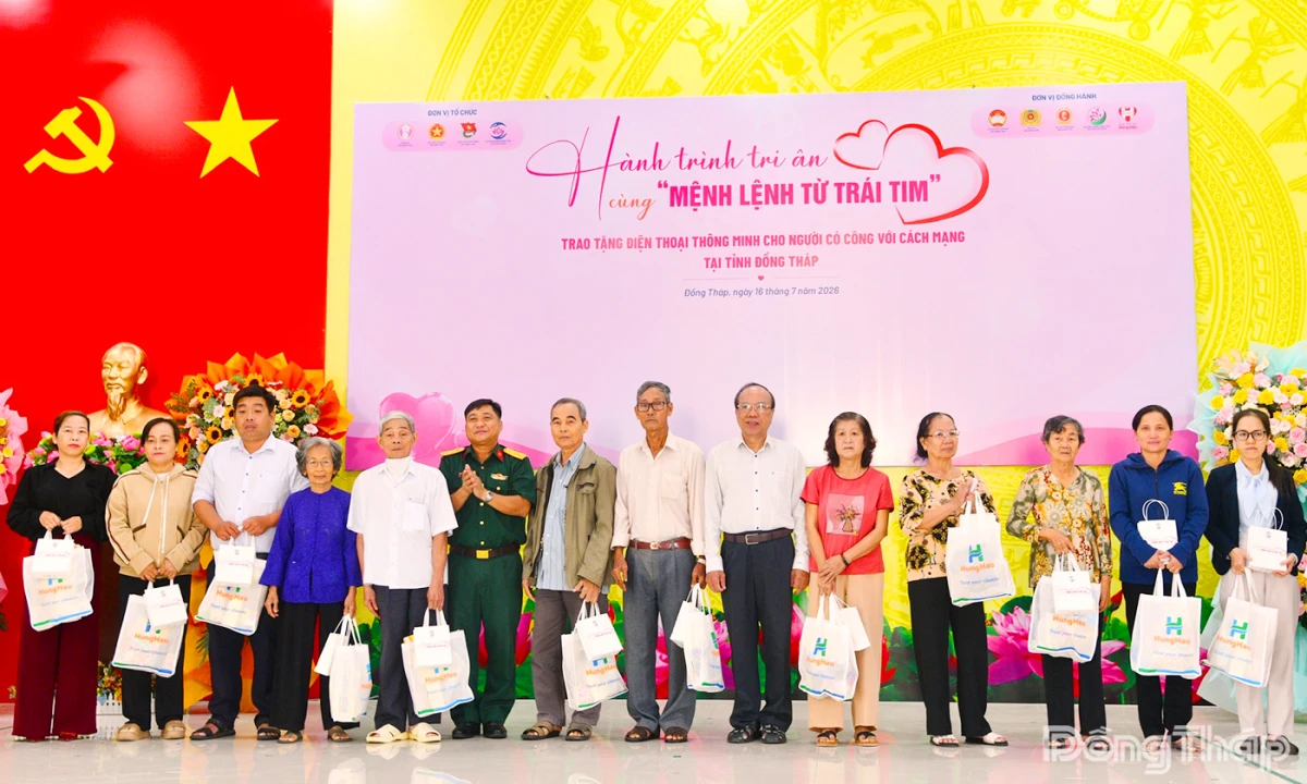 Đồng Tháp: Trao tặng 229 điện thoại thông minh cho người có công với cách mạng