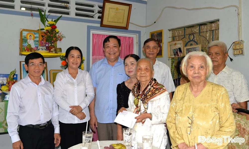 Chủ tịch UBND tỉnh Phạm Thành Ngại thăm, tặng quà gia đình chính sách tại xã Cái Bè