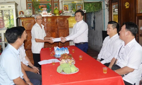 Đồng chí Trần Văn Dũng thăm, tặng quà gia đình chính sách tại xã Tháp Mười