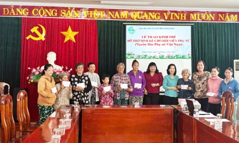 Phụ nữ Đồng Tháp trao sinh kế khởi nghiệp cho hội viên phụ nữ có hoàn cảnh khó khăn
