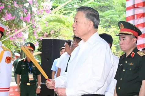 Tổng Bí thư, Chủ tịch nước Tô Lâm dâng hương tưởng niệm các Anh hùng liệt sĩ tại Công viên Lê Thị Riêng