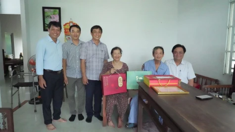 Đồng chí Lê Minh Hoan đến thăm ông Lê Thành Lộc, nguyên Chủ nhiệm Canh Tân Hội quán