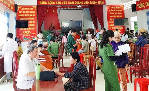 Xã Tân Hộ Cơ: Khám bệnh, cấp phát thuốc và trao quà cho người dân có hoàn cảnh khó khăn
