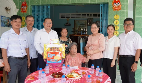 Đoàn công tác Tỉnh ủy Đồng Tháp thăm tặng quà gia đình chính sách tại xã Hòa Long