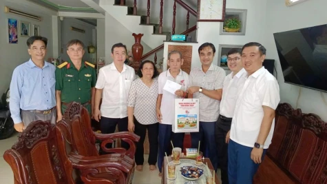 Phường Sa Đéc: Thăm, tặng quà người có công nhân kỷ niệm 79 năm Ngày Thương binh - Liệt sĩ