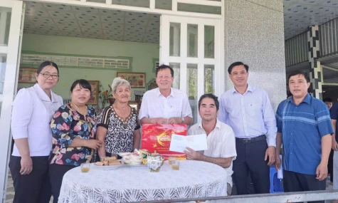 Đồng chí Phan Văn Hợp thăm, tặng quà gia đình chính sách tại xã Phong Mỹ