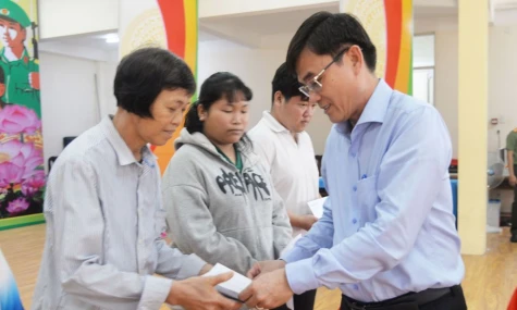 Đồng chí Nguyễn Văn Mười dự Ngày hội Toàn dân bảo vệ an ninh Tổ quốc tại xã Chợ Gạo