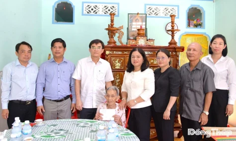 Phó Bí thư Tỉnh ủy Nguyễn Văn Mười thăm gia đình chính sách tại phường Mỹ Tho và xã Tân Đông