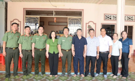 Thiếu tướng Lâm Phước Nguyên thăm, tặng quà gia đình chính sách tại xã Bình Thành