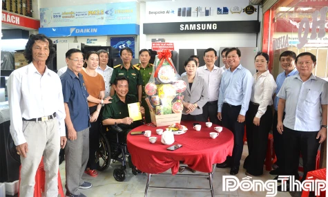 Đồng chí Châu Thị Mỹ Phương thăm, tặng quà cựu chiến binh sản xuất kinh doanh giỏi