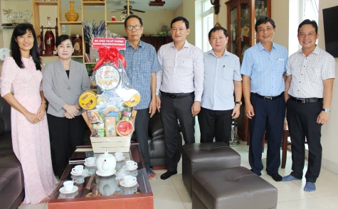 Đồng chí Châu Thị Mỹ Phương thăm, tặng quà nguyên lãnh đạo tỉnh Đồng Tháp