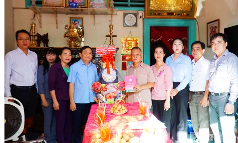 Đồng chí Phan Văn Thắng thăm, tặng quà gia đình thương binh Nguyễn Văn Hoàng
