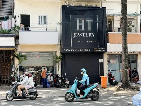 Hàng loạt cửa hàng kim cương đóng cửa: Bỏ ngỏ quyền lợi khách hàng