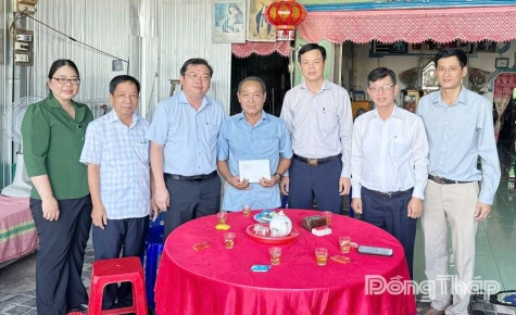 Đồng chí Phan Văn Thương thăm, tặng quà gia đình chính sách nhân kỷ niệm Ngày Thương binh - Liệt sĩ