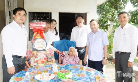 Phó Bí thư Thường trực Tỉnh ủy Phan Văn Thắng thăm, tặng quà gia đình chính sách tại xã Hưng Thạnh