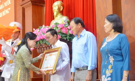 Ấm lòng Lễ trao tặng, truy tặng danh hiệu “Bà mẹ Việt Nam Anh hùng”