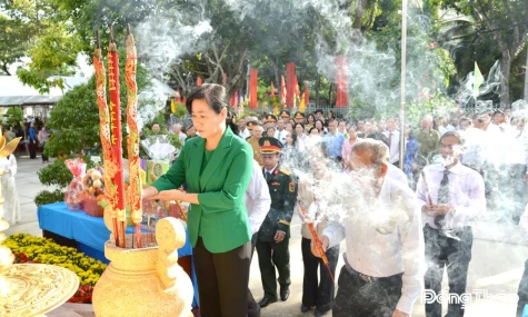 Phó Bí thư Tỉnh ủy Châu Thị Mỹ Phương dự Lễ giỗ các Anh hùng Liệt sĩ tại phường Đạo Thạnh