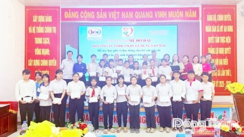 Xã Mỹ An Hưng: Trao tặng học bổng cho trẻ em mồ côi có hoàn cảnh khó khăn