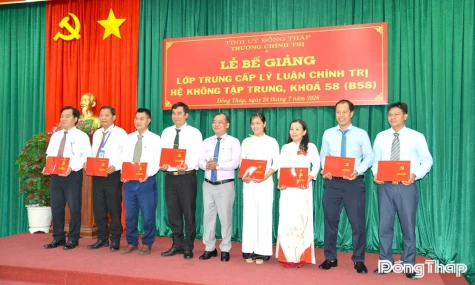 70 học viên nhận Bằng tốt nghiệp lớp Trung cấp lý luận chính trị hệ không tập trung khóa 58
