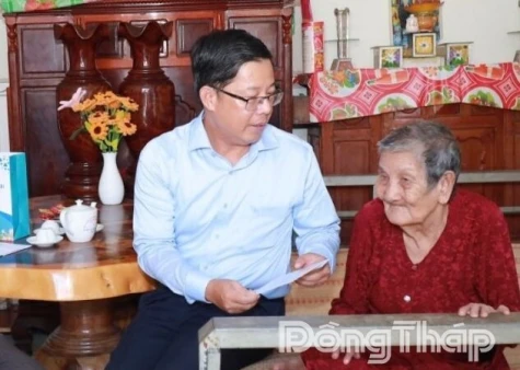 Đồng chí Trần Thanh Nguyên thăm, tặng quà gia đình chính sách nhân kỷ niệm Ngày Thương binh - Liệt sĩ