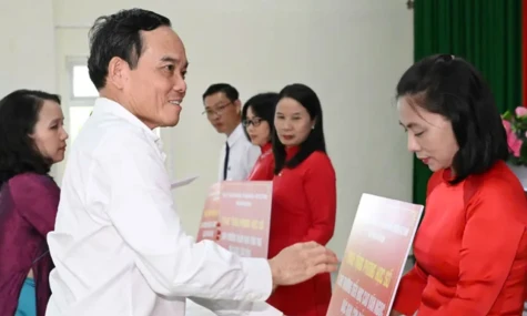 Lãnh đạo TPHCM trao tặng phòng học số cho các trường học ở đặc khu Côn Đảo