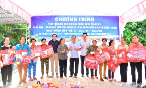 Lãnh đạo tỉnh Đồng Tháp trao gần 500 phần quà cho các gia đình chính sách tại 5 xã
