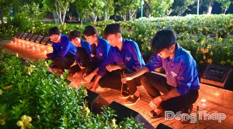 Thắp nến tri ân các Anh hùng liệt sĩ tại Nghĩa trang Liệt sĩ Tam Nông
